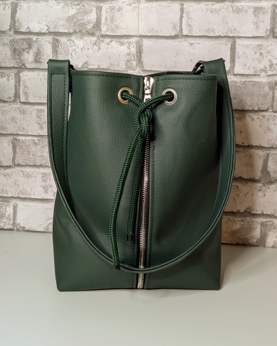Handgefertigte Handtasche aus grünem, veganem Bio-Kunstleder mit Silberdetails