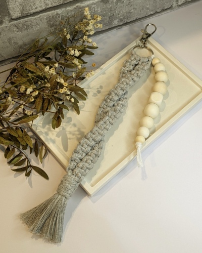 Makramee-Anhänger in grau mit silbrigem Karabiner