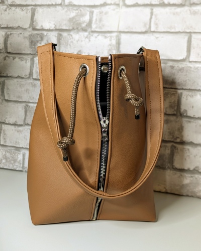 Handgefertigte Handtasche aus braunem, veganem Bio-Kunstleder mit Silberdetails