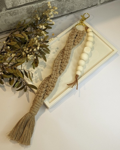Makramee-Anhänger in braun mit goldigem Karabiner