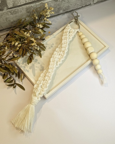 Makramee-Anhänger in weiss mit silbrigem Karabiner