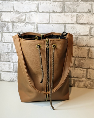 Handgefertigte Handtasche aus braunem, veganem Bio-Kunstleder mit Golddetails