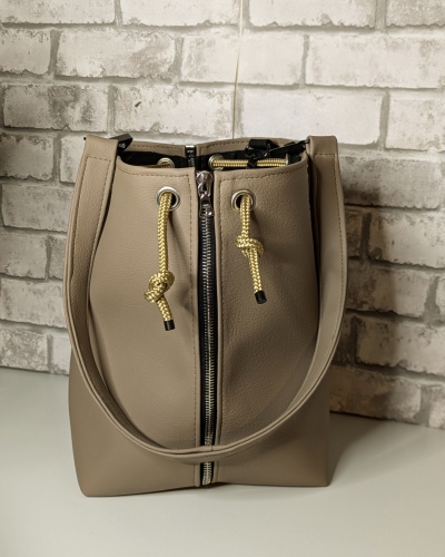 Handgefertigte Handtasche aus moccafarbenem, veganem Bio-Kunstleder mit Silberdetails