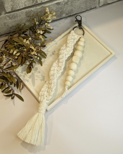 Makramee-Anhänger in weiss mit schwarzem Karabiner