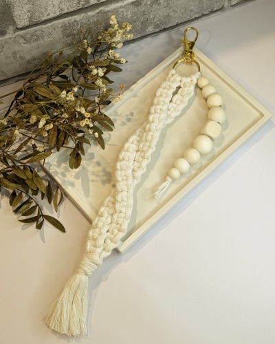 Makramee-Anhänger in weiss mit goldigem Karabiner
