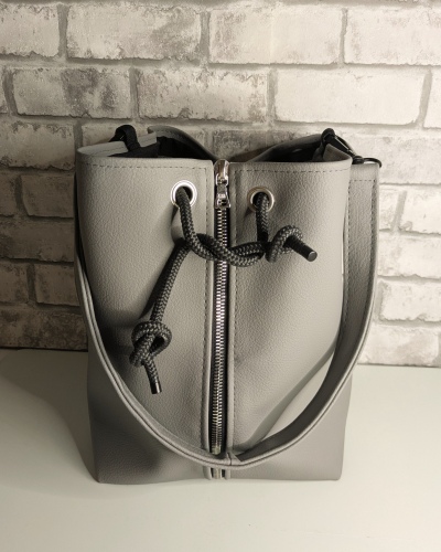 Handgefertigte Handtasche aus grauem, veganem Bio-Kunstleder mit Silberdetails