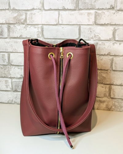 Handgefertigte Handtasche aus beerenfarbenem, veganem Bio-Kunstleder mit Golddetails