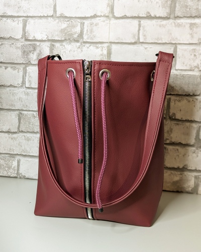 Handgefertigte Handtasche aus beerenfarbenem, veganem Bio-Kunstleder mit Silberdetails