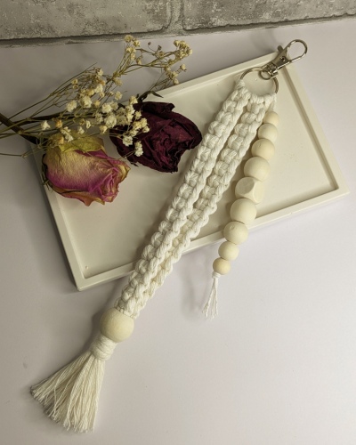 Makramee-Anhänger in weiss mit silbrigem Karabiner