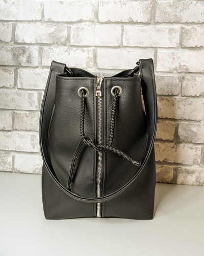 Handgefertigte Handtasche aus schwarzem, veganem Bio-Kunstleder mit Silberdetails