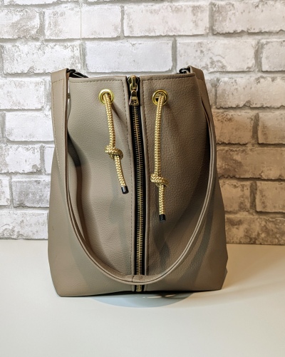 Handgefertigte Handtasche aus moccafarbenem, veganem Bio-Kunstleder mit Golddetails