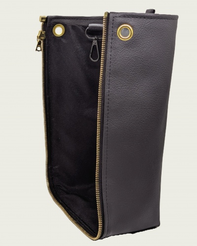 Taschen-Seitenteil aus schwarzem, veganem Bio-Kunstleder mit Golddetails (rechts)