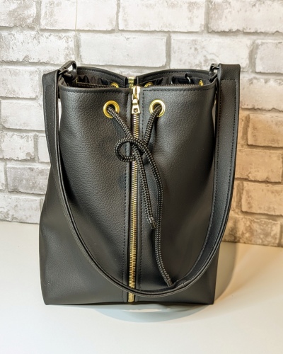 Handgefertigte Handtasche aus schwarzem, veganem Bio-Kunstleder mit Golddetails