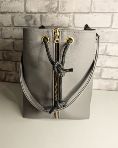 Handgefertigte Handtasche aus grauem, veganem Bio-Kunstleder mit Golddetails