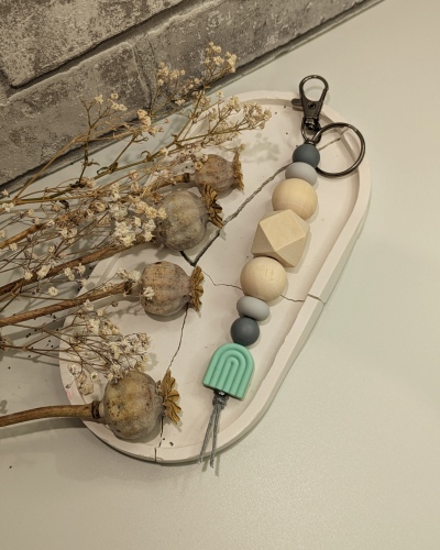 Anhänger mit Holzperlen und Regenbogen mit schwarzem Karabiner und Ring