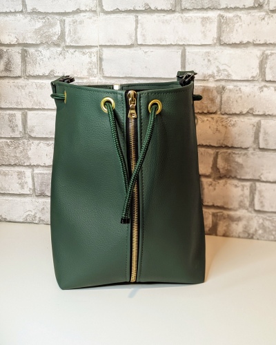 Handgefertigte Handtasche aus grünem, veganem Bio-Kunstleder mit Golddetails